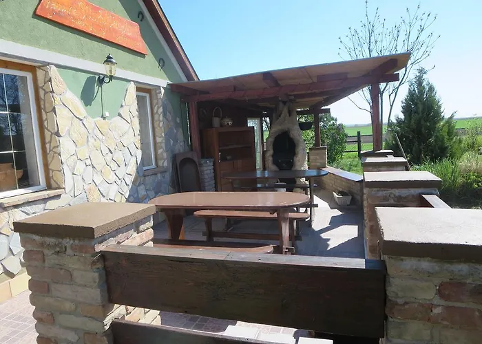 Nicolaj Vendeghaz Es Tanya בית הארחה